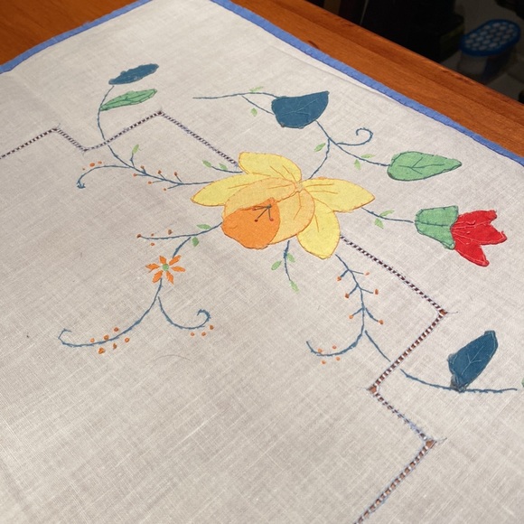 VINTAGE table runner from the 1950’s. Appliqué daffodils and tulips - Picture 5 of 6